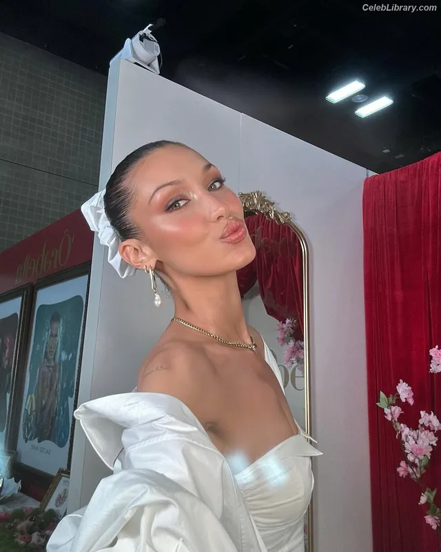 Bella Hadid photo 4 of 1874