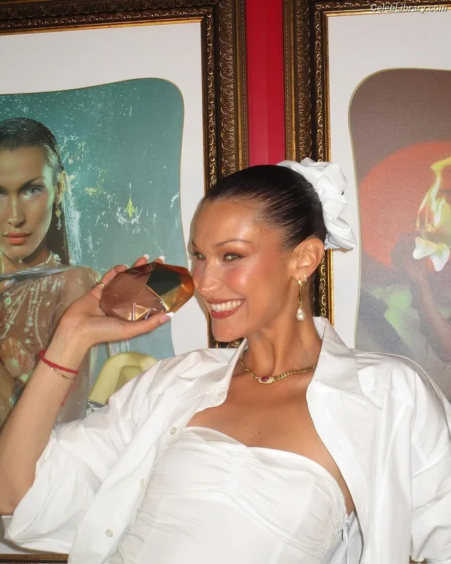 Bella Hadid photo 5 of 1874