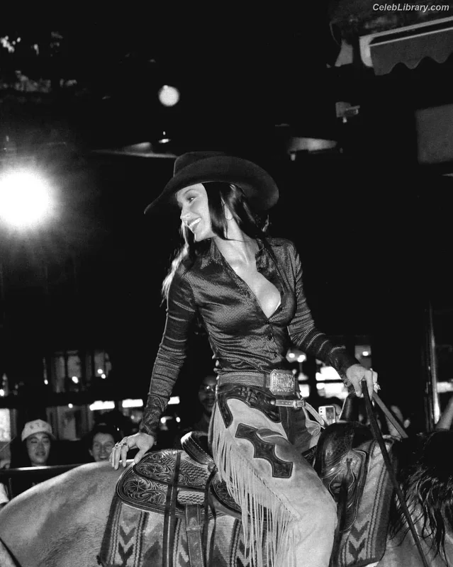 Bella Hadid photo 7 of 1874