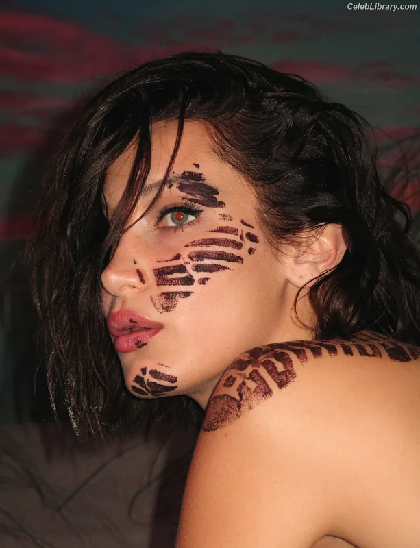 Bella Hadid photo 10 of 1874