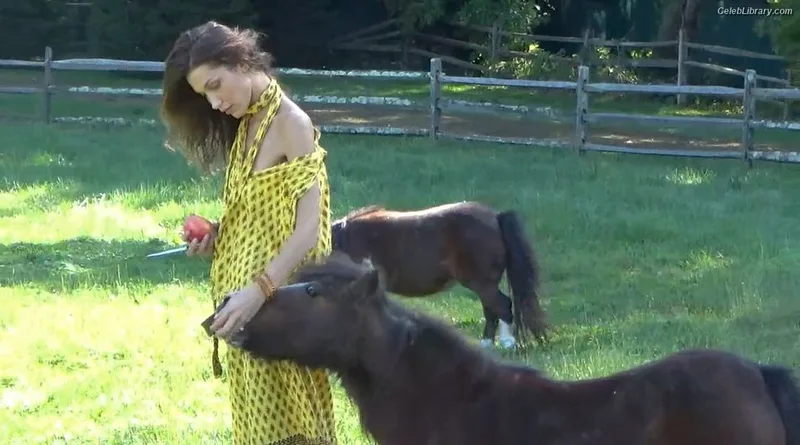 Bella Hadid photo 14 of 1874