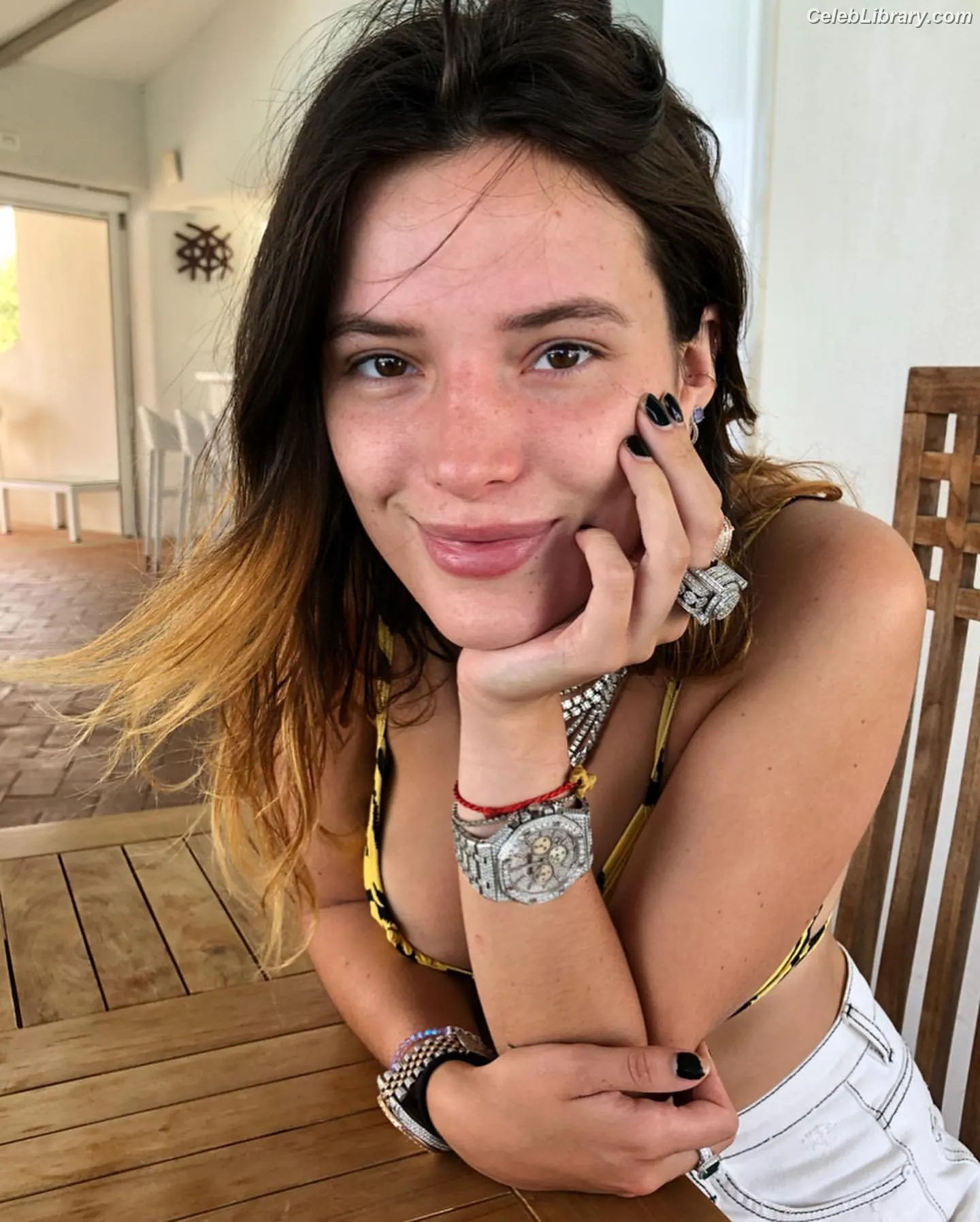 Bella Thorne photo 11 of 3689