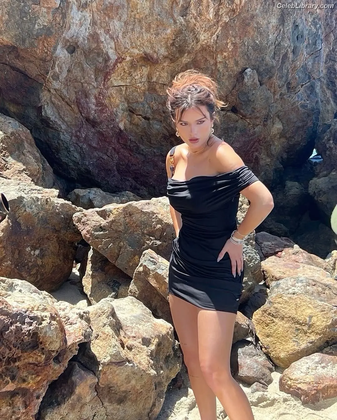 Bella Thorne photo 7 of 3689