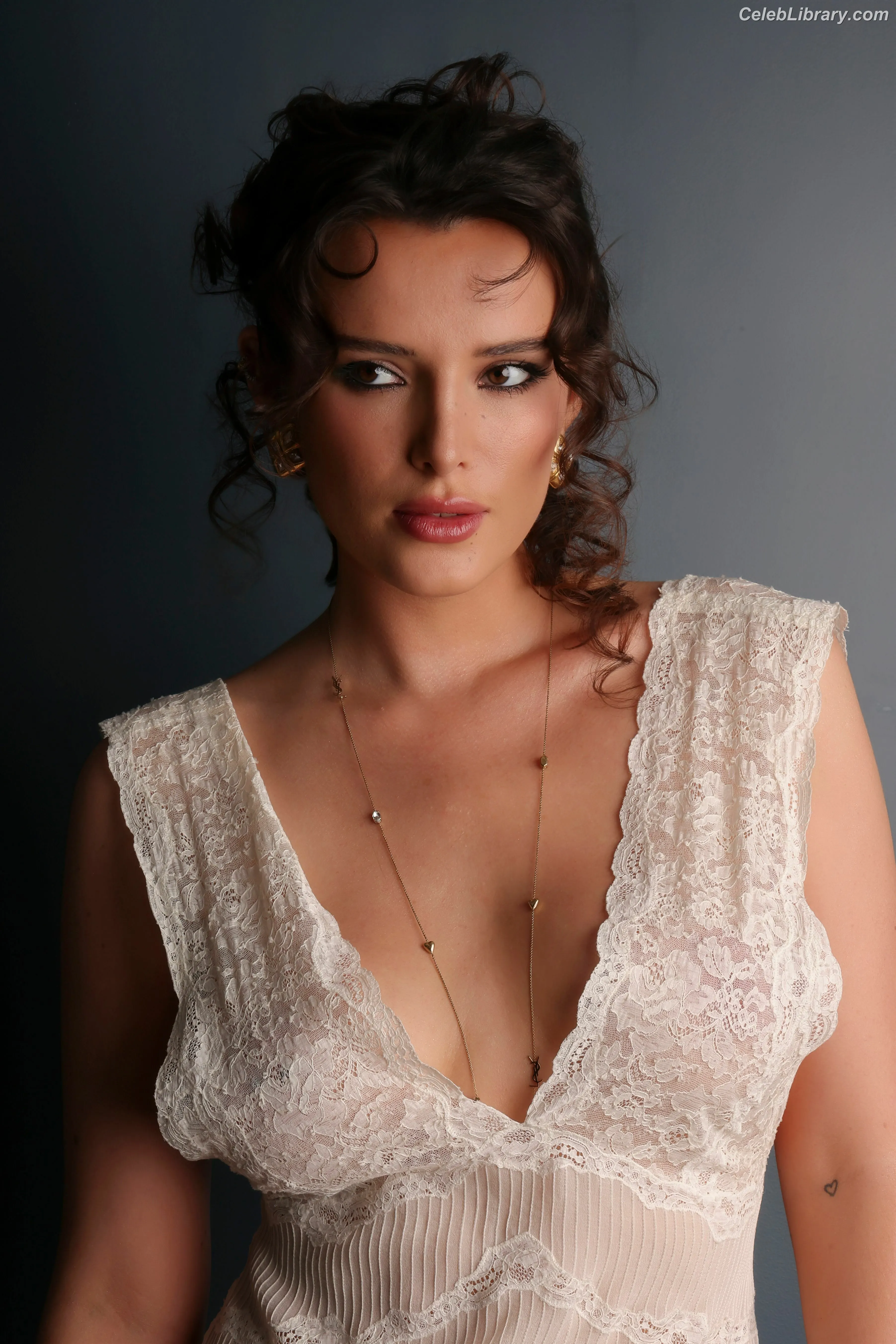 Bella Thorne photo 6 of 3689