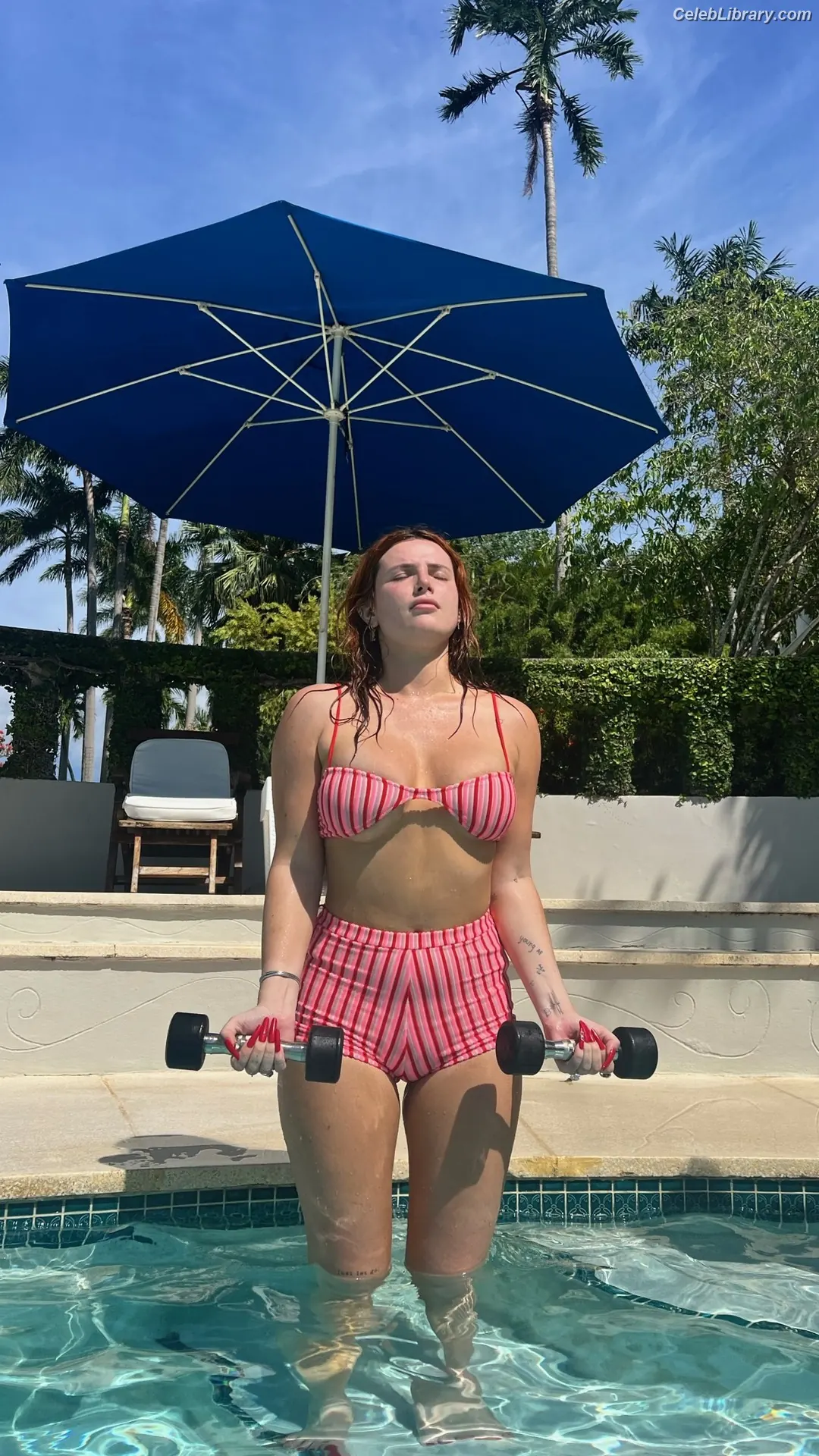 Bella Thorne photo 11 of 3689