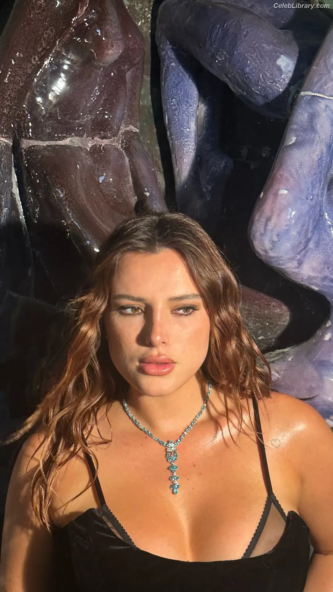 Bella Thorne photo 1 of 3689