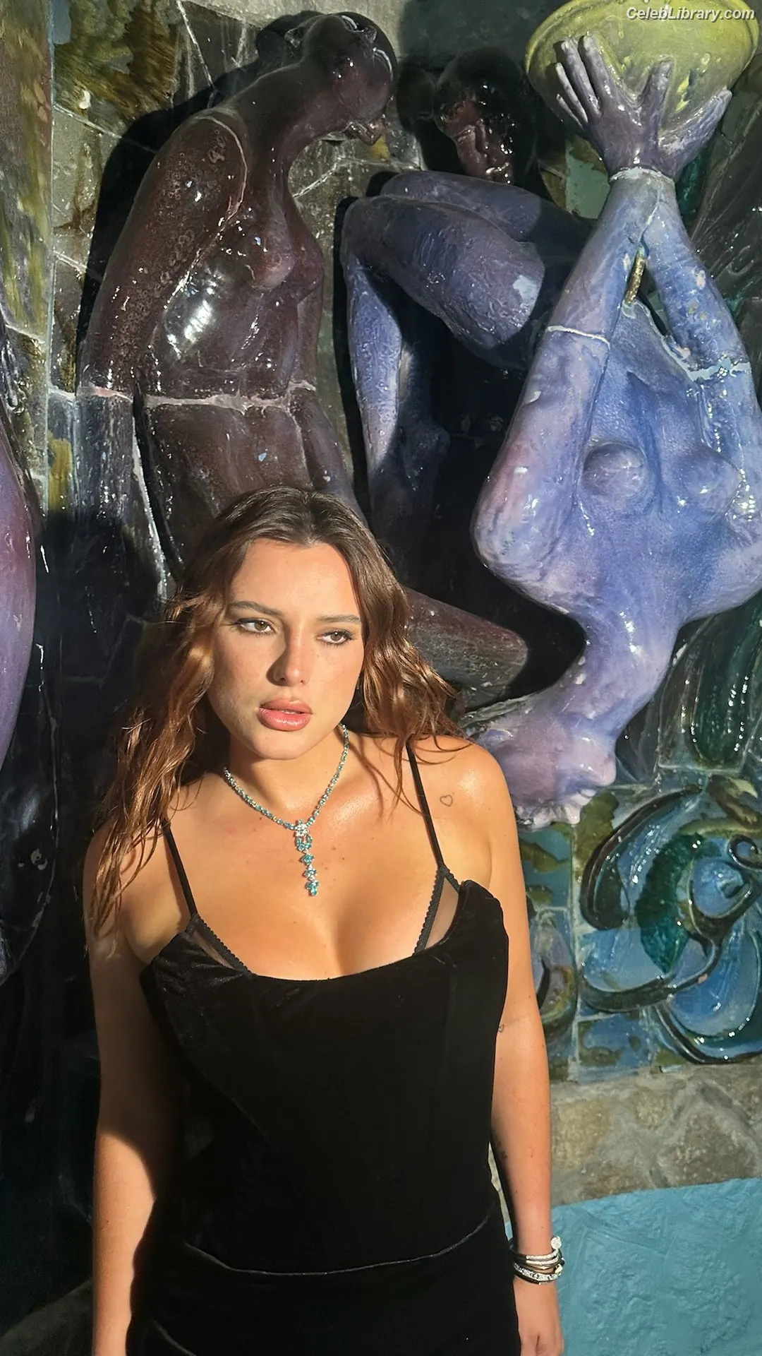 Bella Thorne photo 15 of 3689