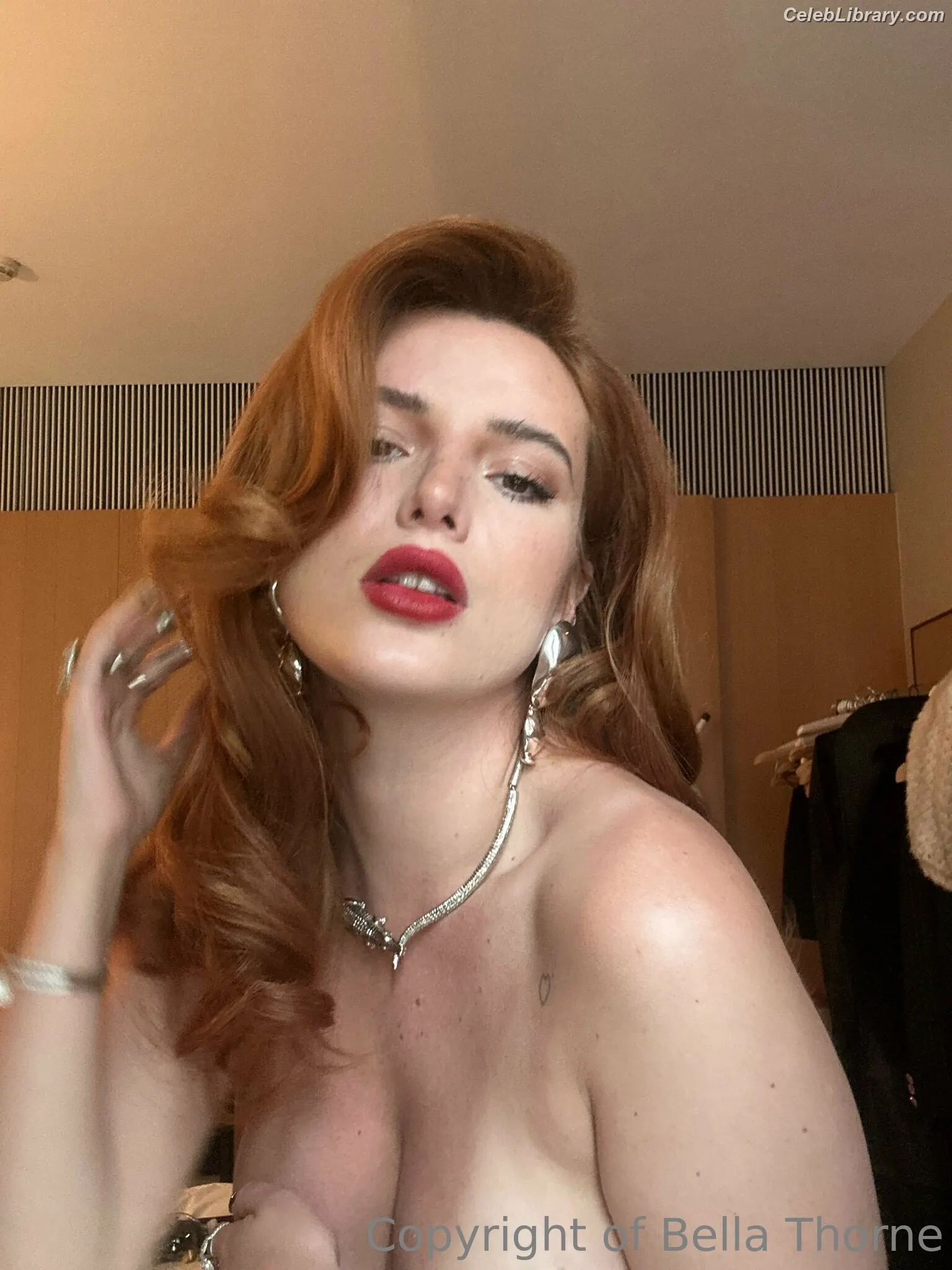 Bella Thorne photo 9 of 3689
