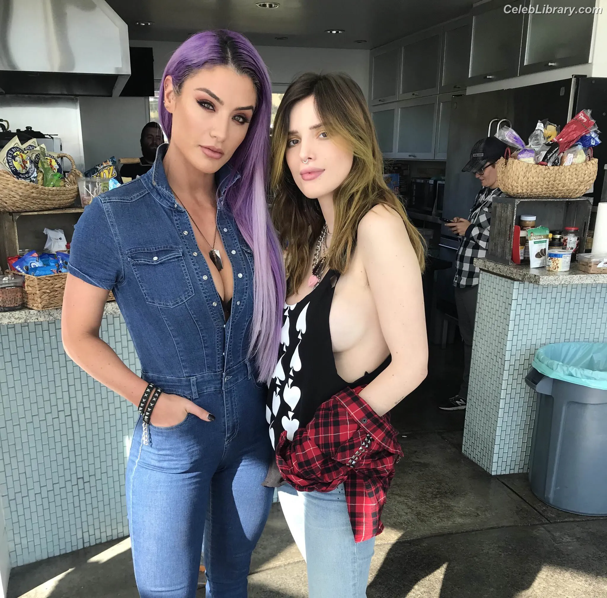 Bella Thorne photo 18 of 3689