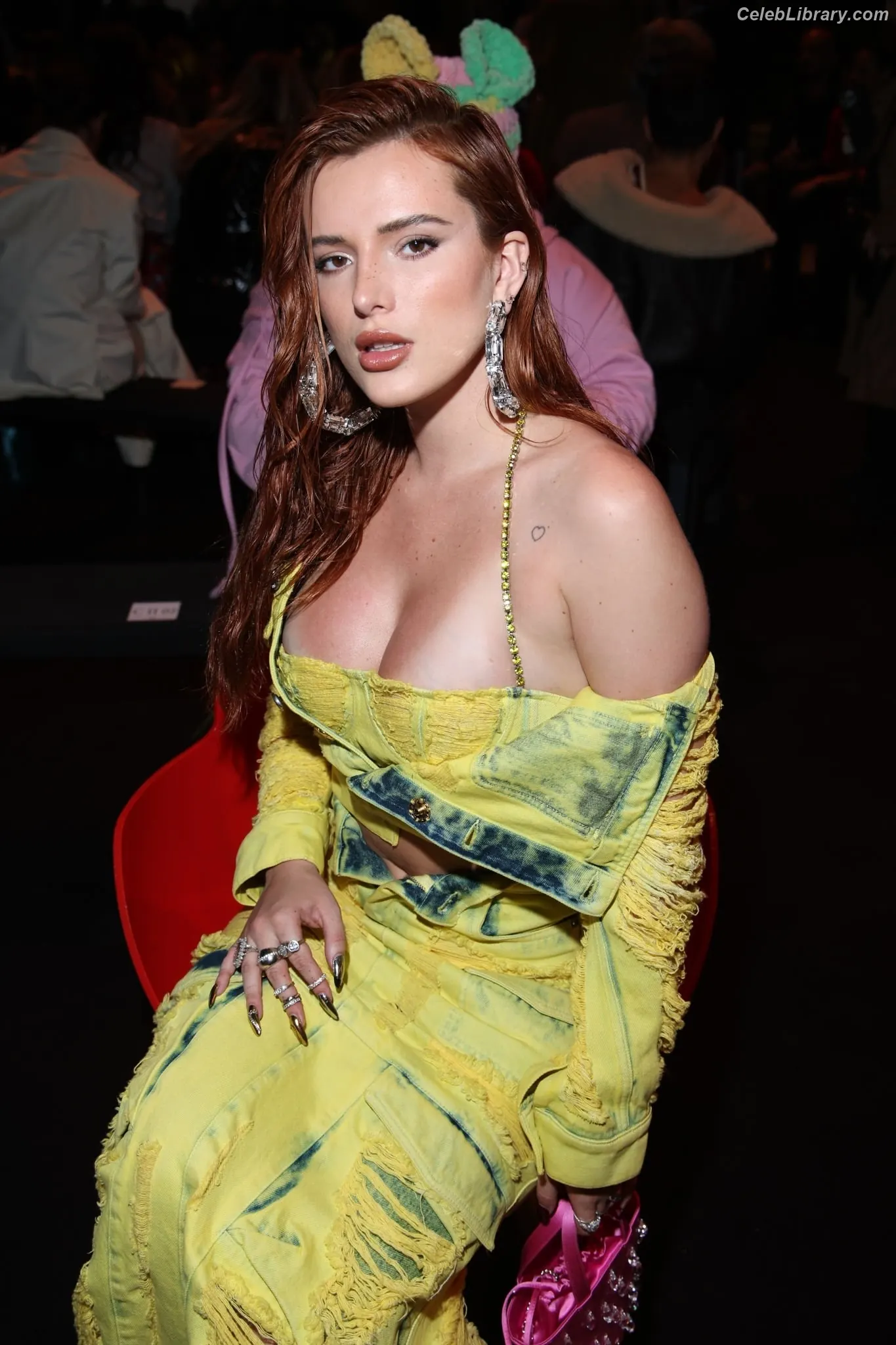 Bella Thorne photo 7 of 3689