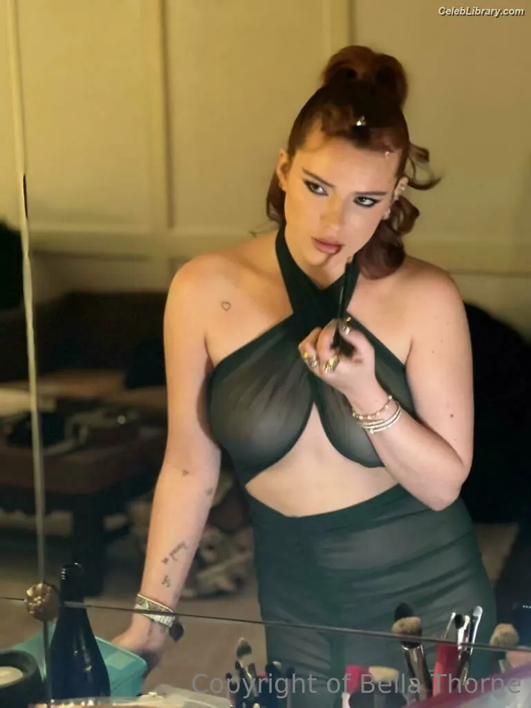 Bella Thorne photo 1 of 3689