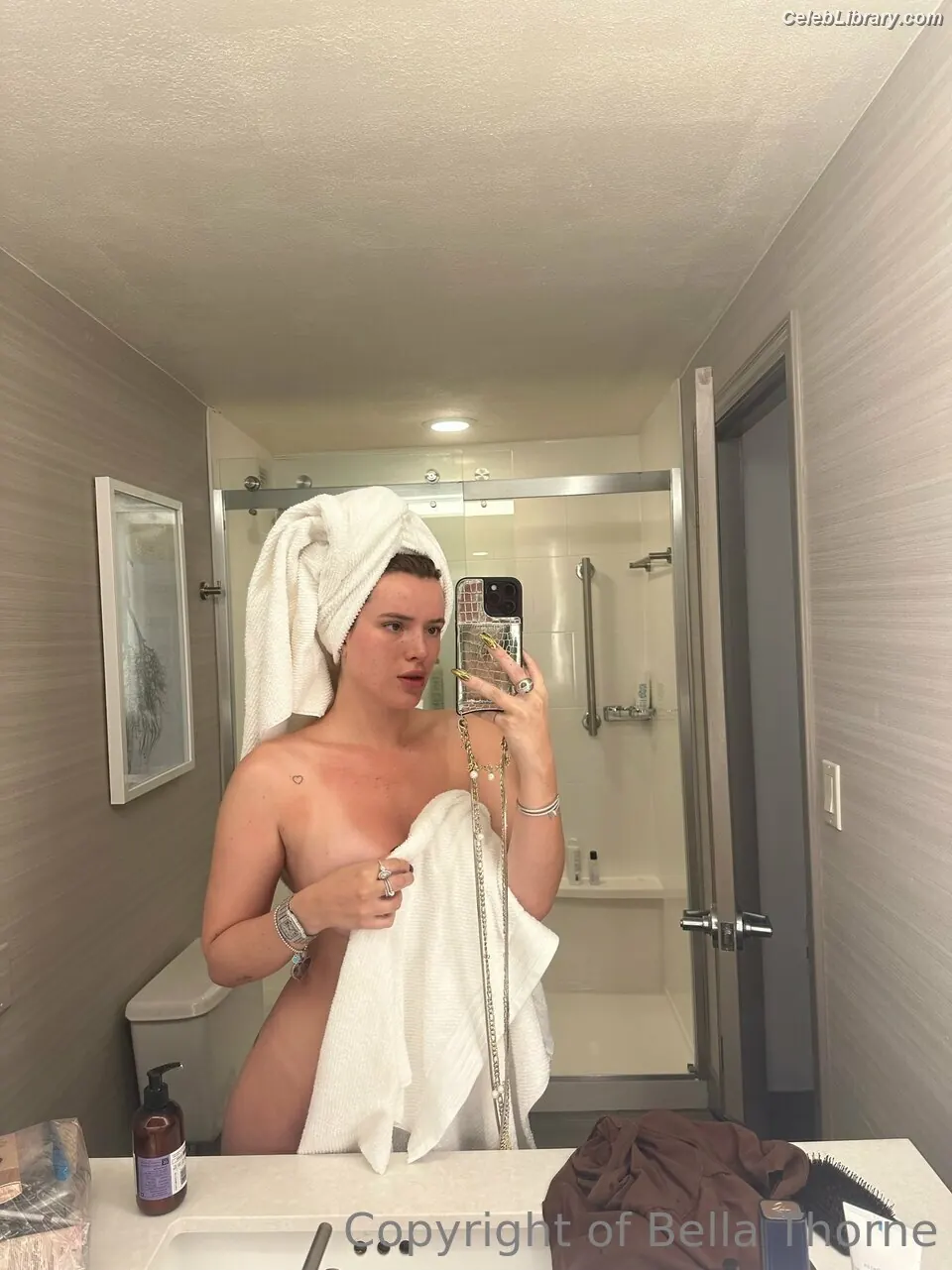 Bella Thorne photo 1 of 3689