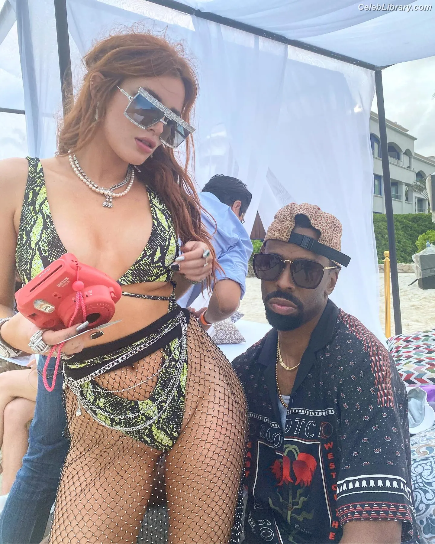 Bella Thorne photo 4 of 3689
