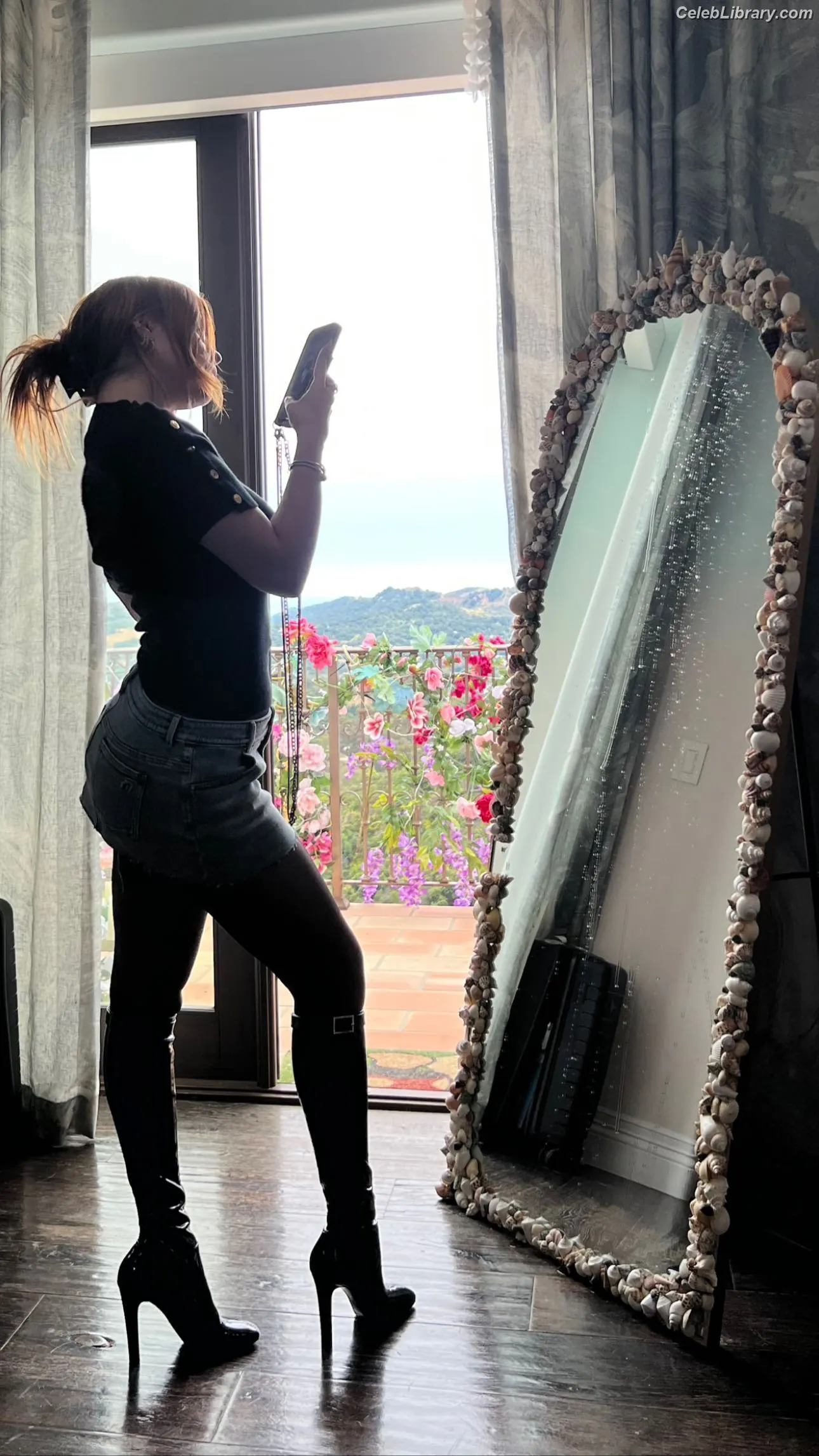 Bella Thorne photo 7 of 3689