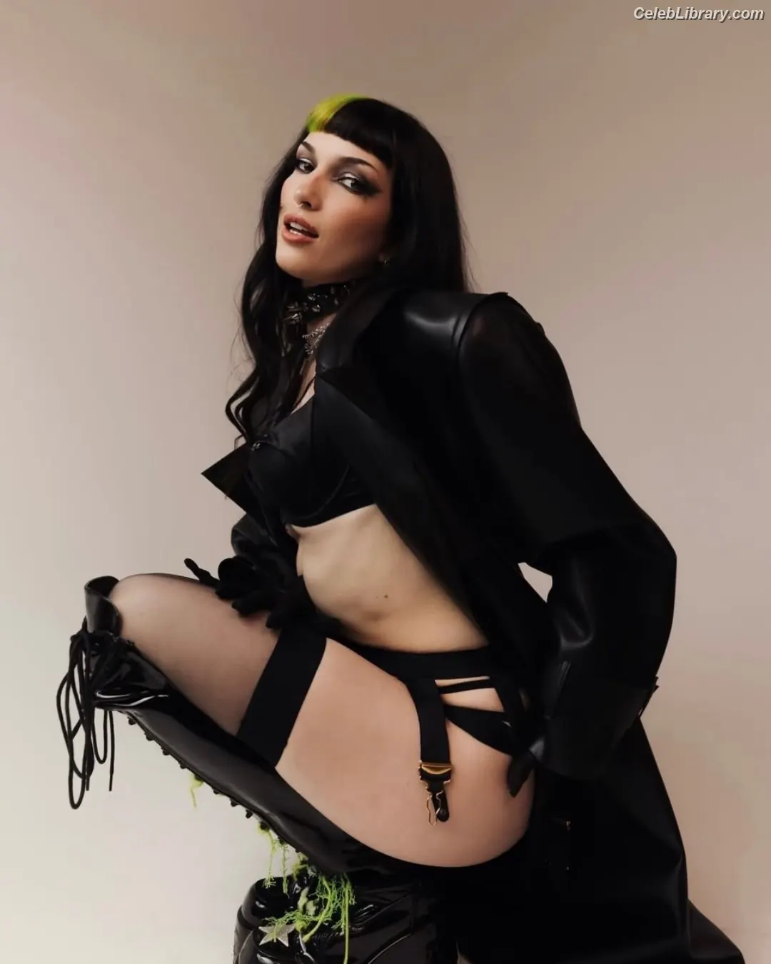 Bella Thorne photo 16 of 3689
