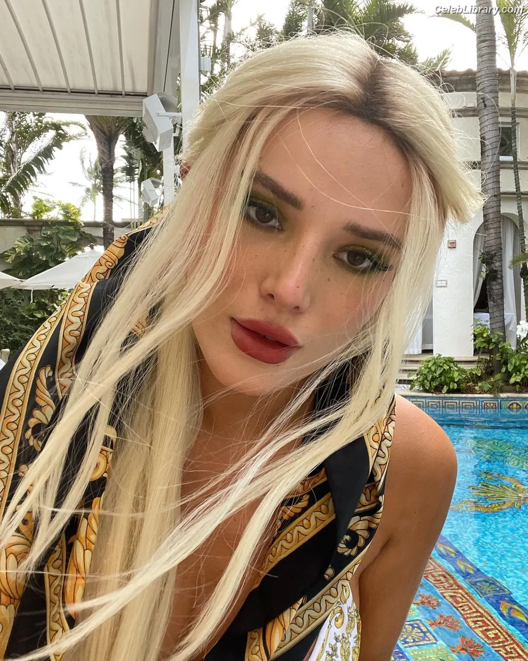 Bella Thorne photo 24 of 3689