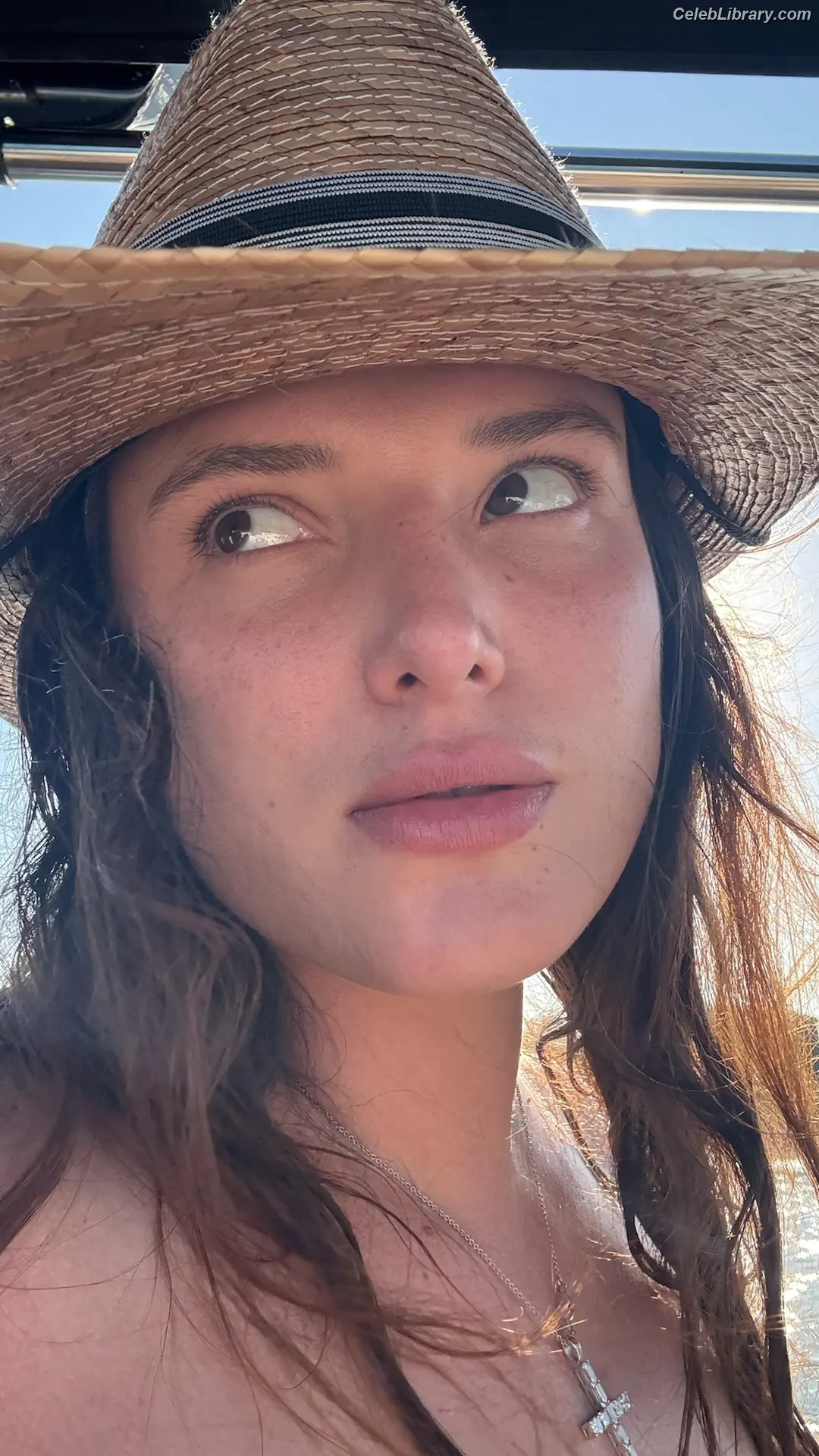 Bella Thorne photo 24 of 3689