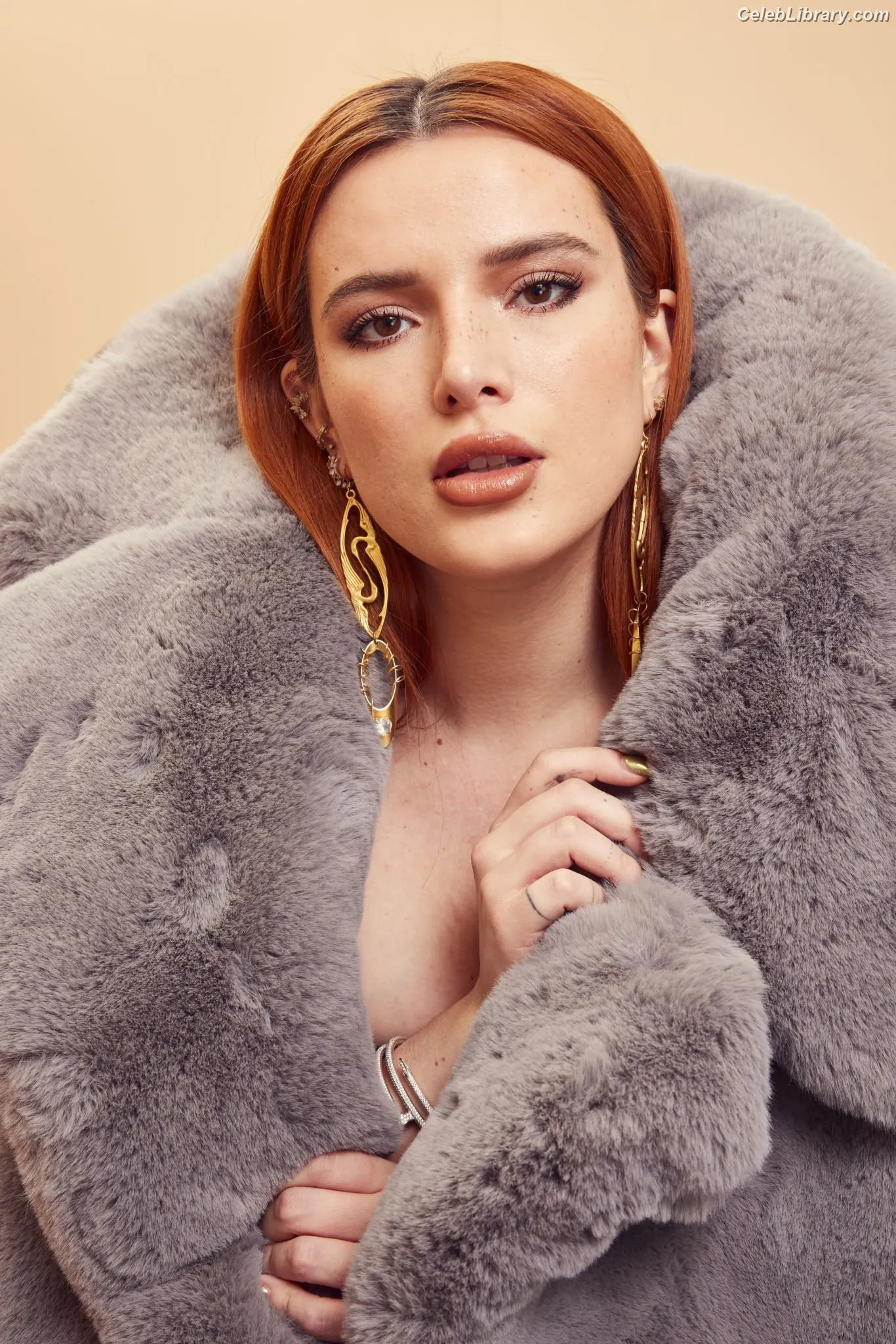 Bella Thorne photo 7 of 3689