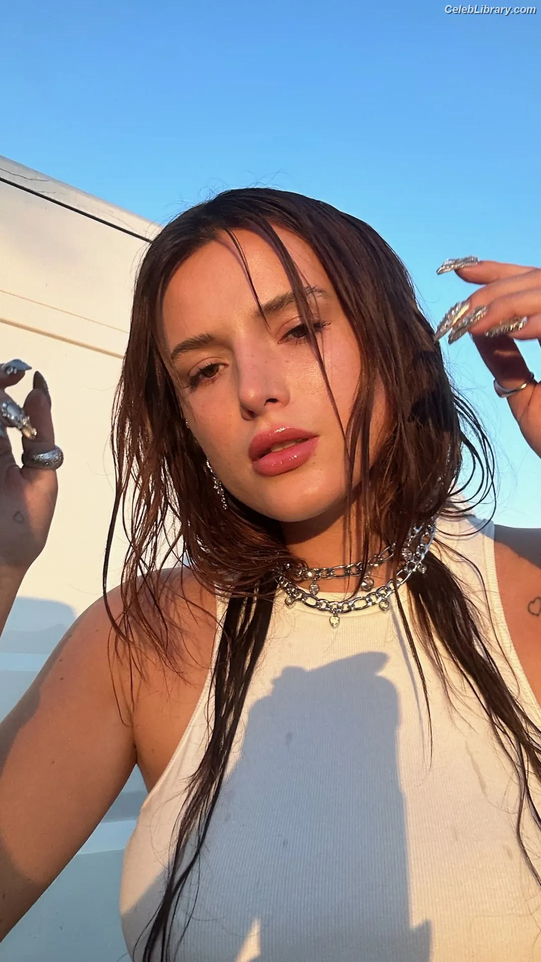 Bella Thorne photo 5 of 3689
