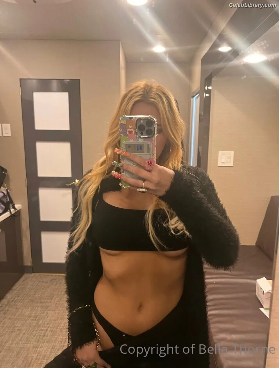 Bella Thorne photo 11 of 3689