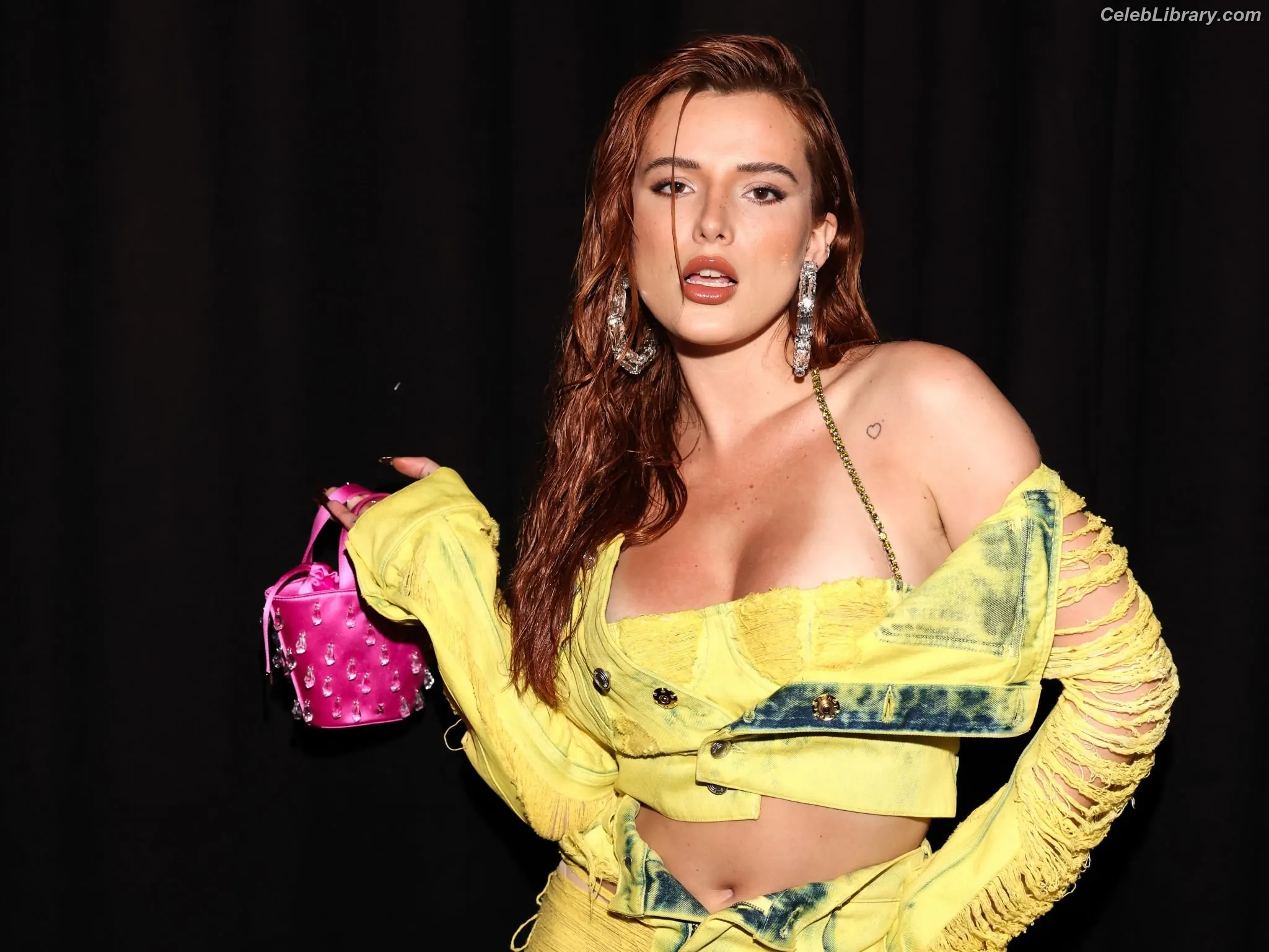 Bella Thorne photo 12 of 3689