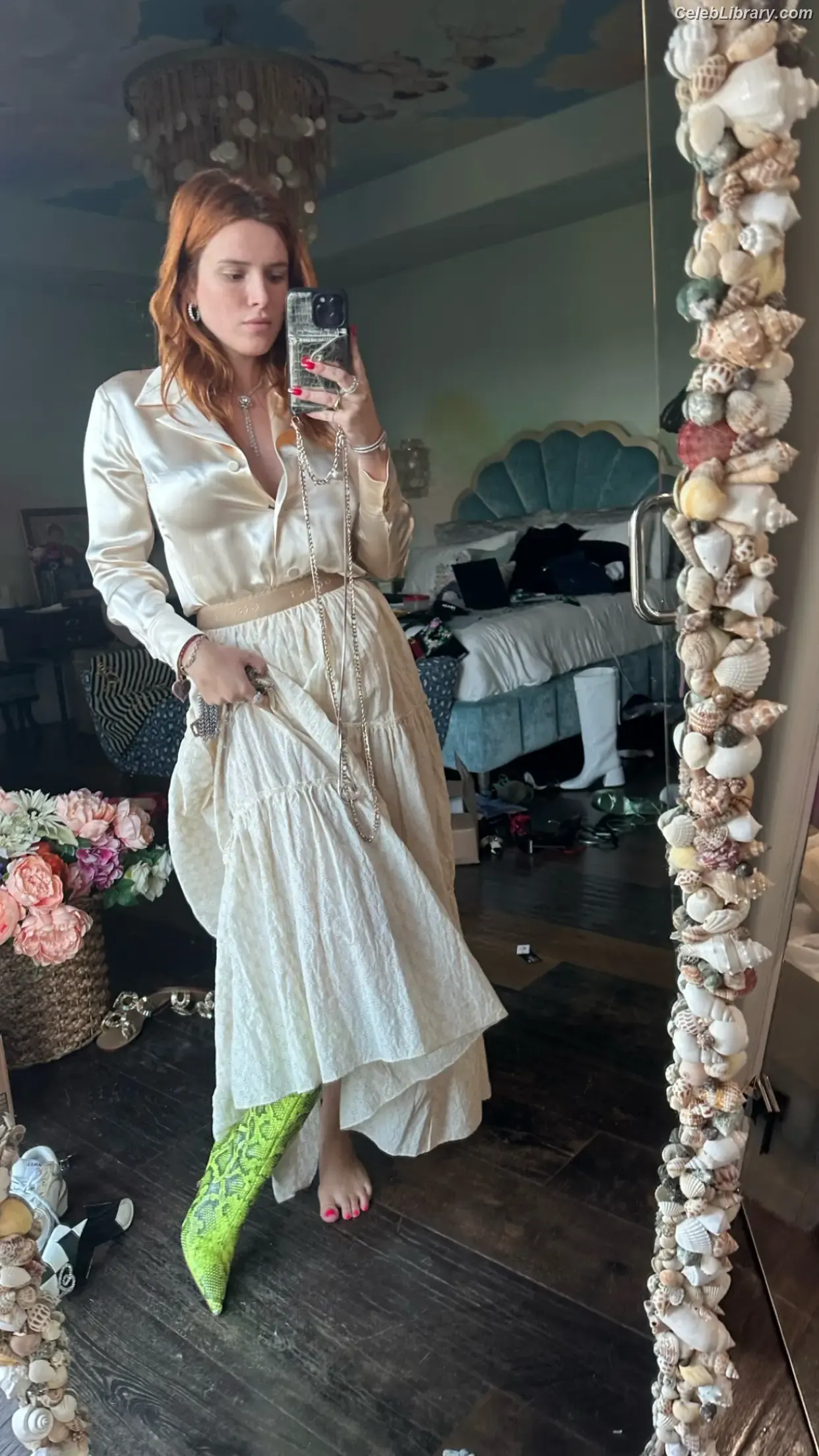 Bella Thorne photo 1 of 3689