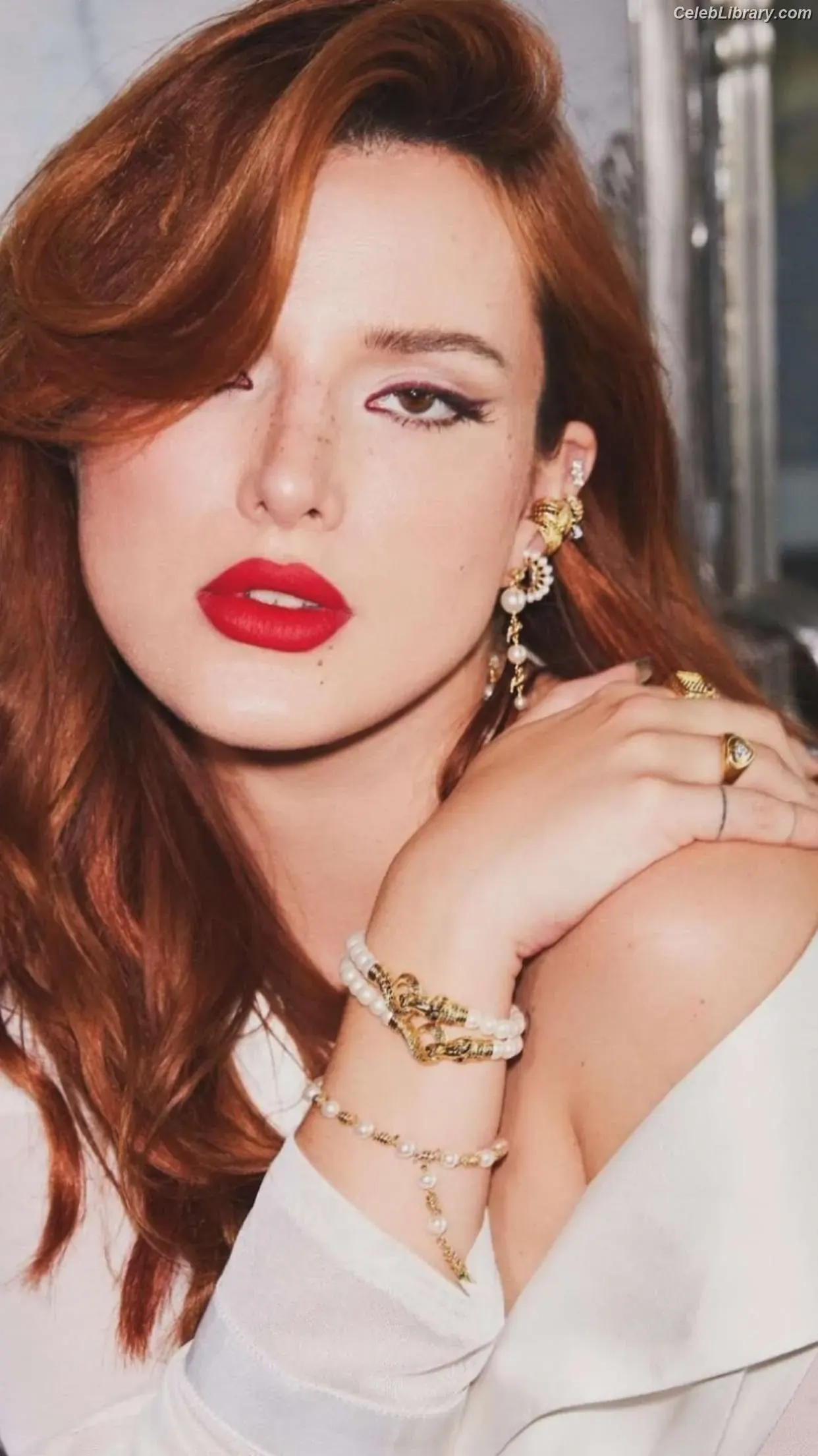 Bella Thorne photo 10 of 3689