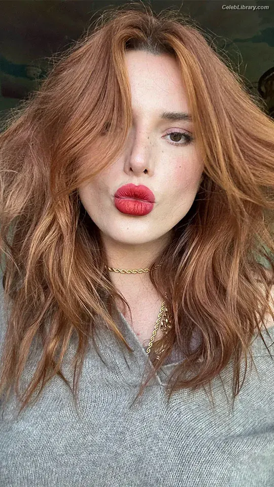 Bella Thorne photo 19 of 3689