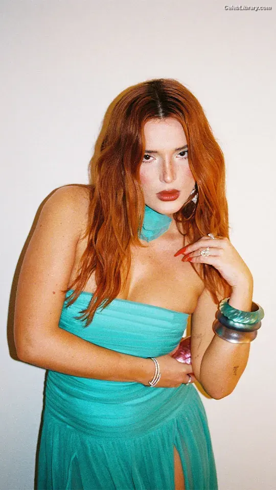 Bella Thorne photo 9 of 3689