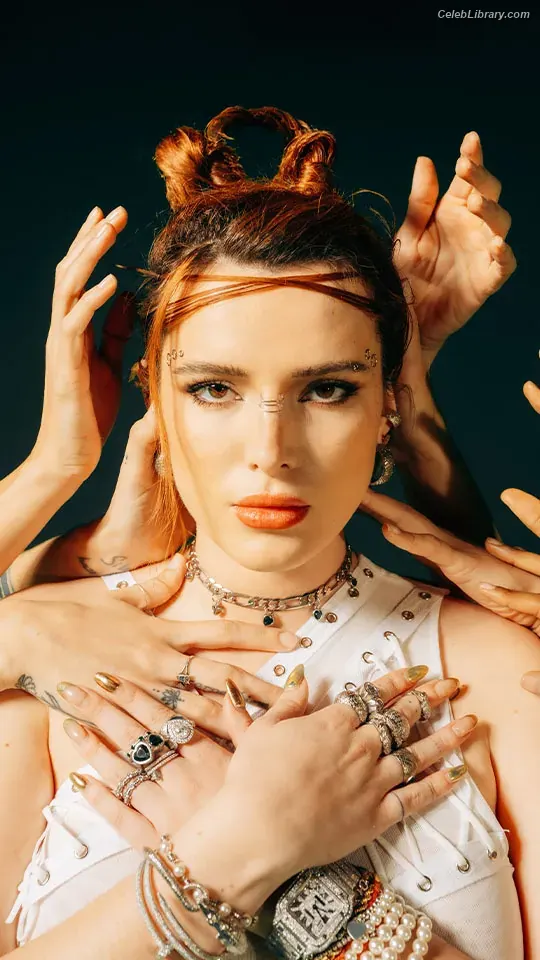 Bella Thorne photo 15 of 3689