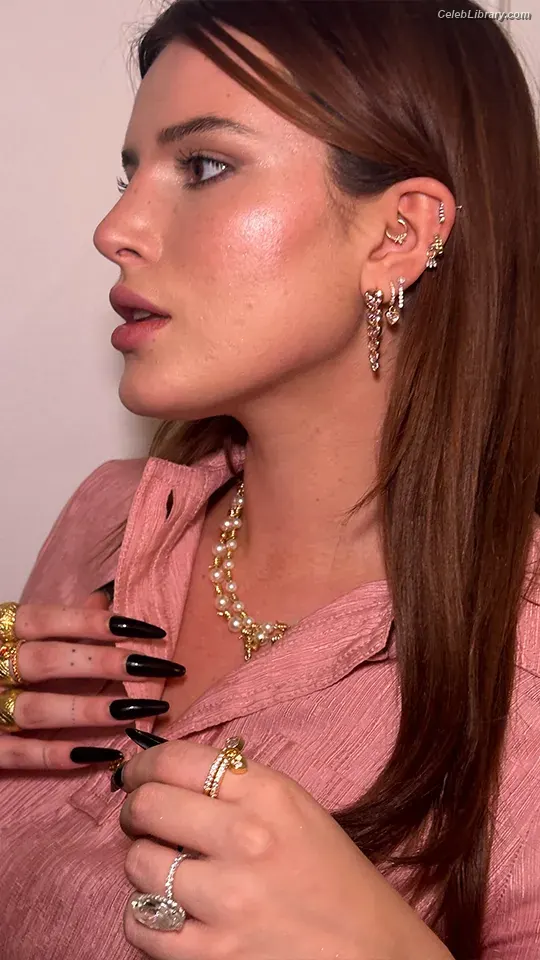 Bella Thorne photo 23 of 3689