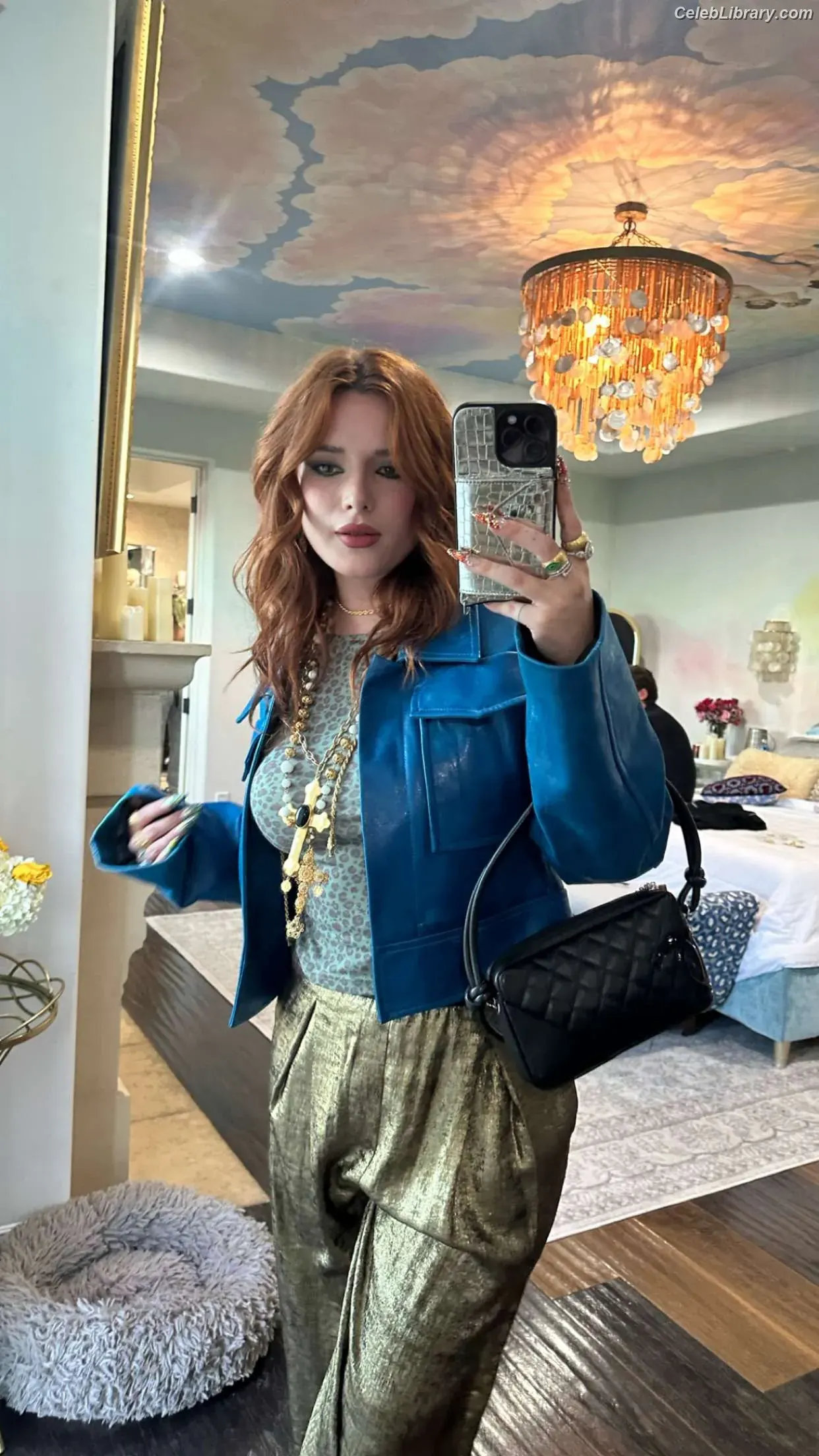Bella Thorne photo 7 of 3689