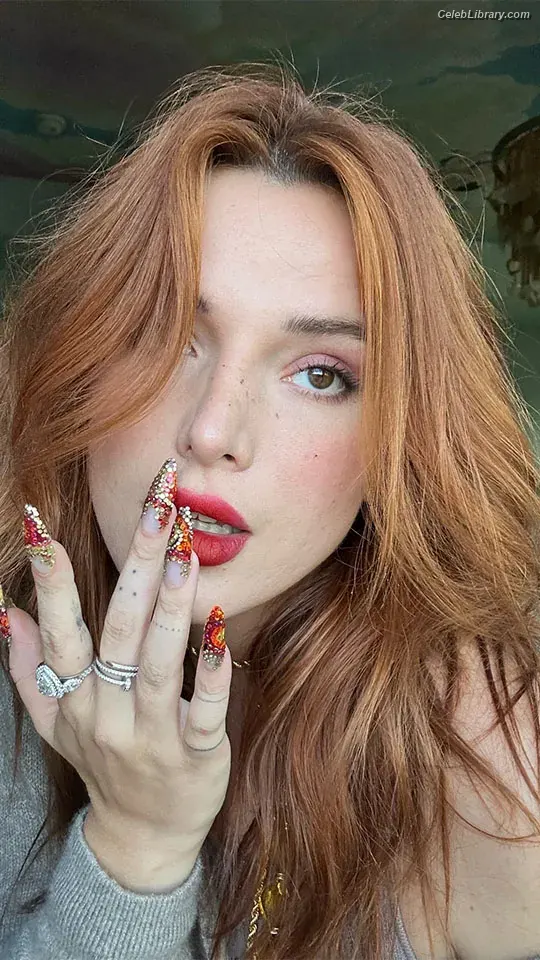 Bella Thorne photo 23 of 3689