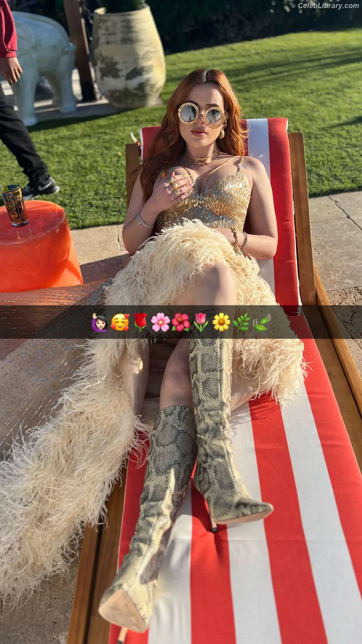 Bella Thorne photo 16 of 3689