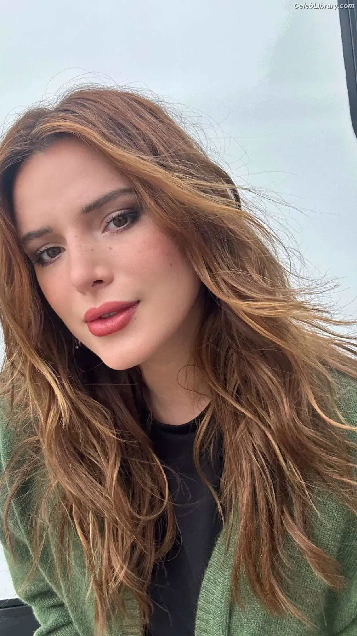 Bella Thorne photo 2 of 3689