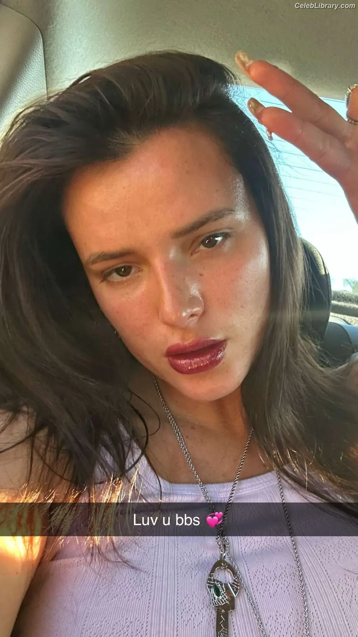 Bella Thorne photo 3 of 3689