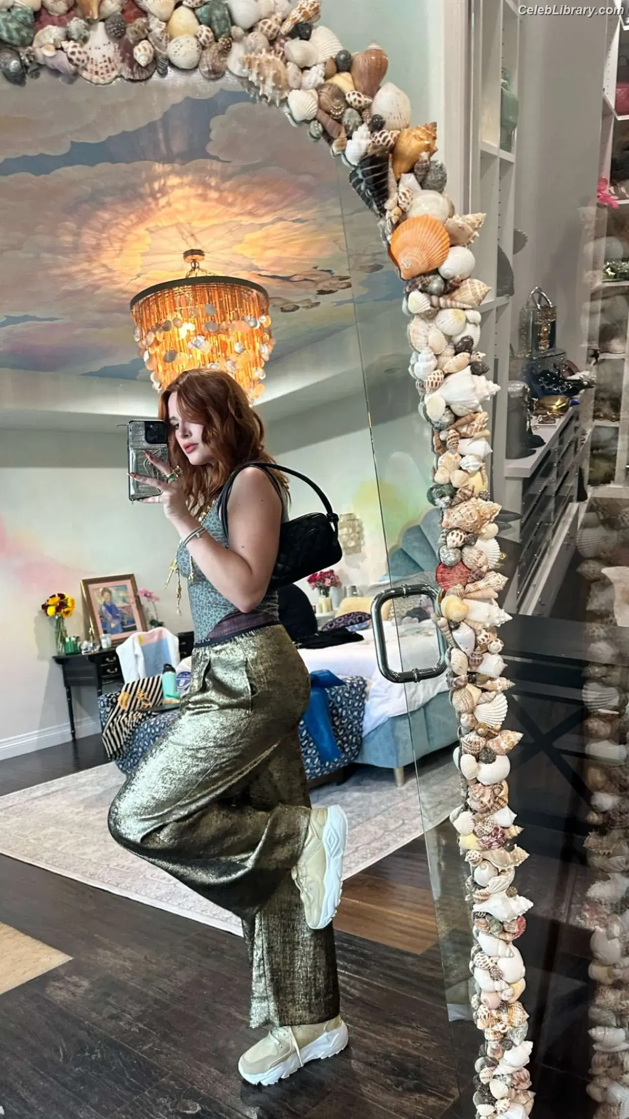 Bella Thorne photo 18 of 3689