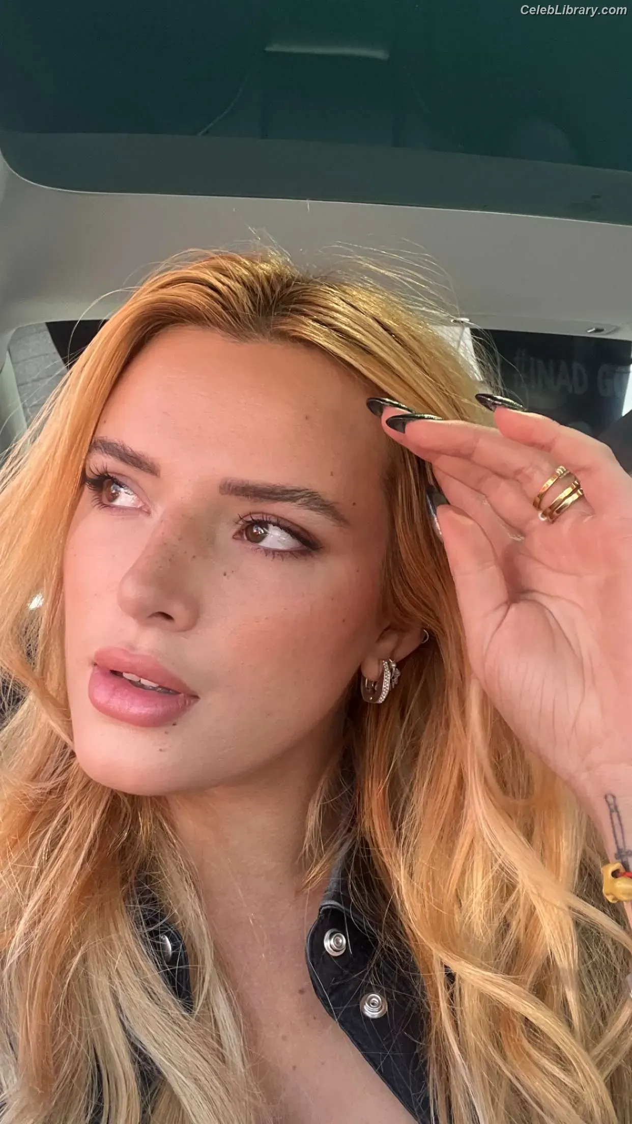 Bella Thorne photo 15 of 3689