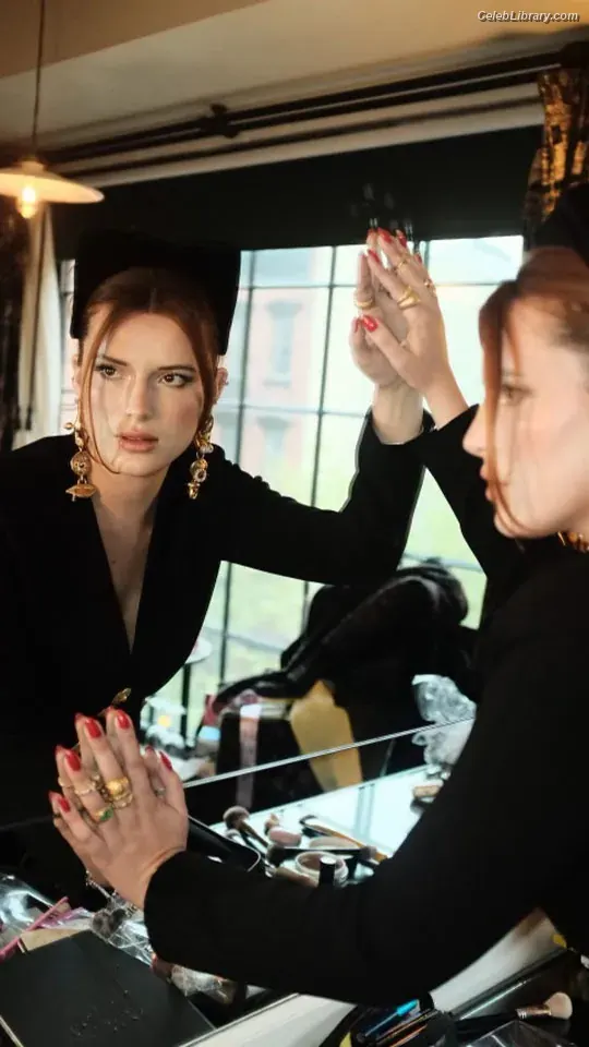 Bella Thorne photo 8 of 3689