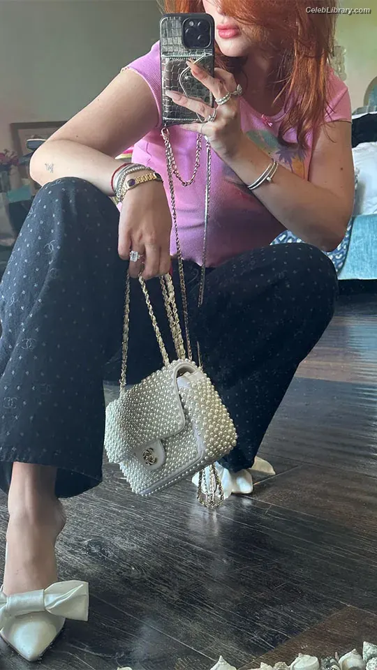Bella Thorne photo 16 of 3689