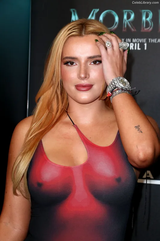 Bella Thorne photo 9 of 3680