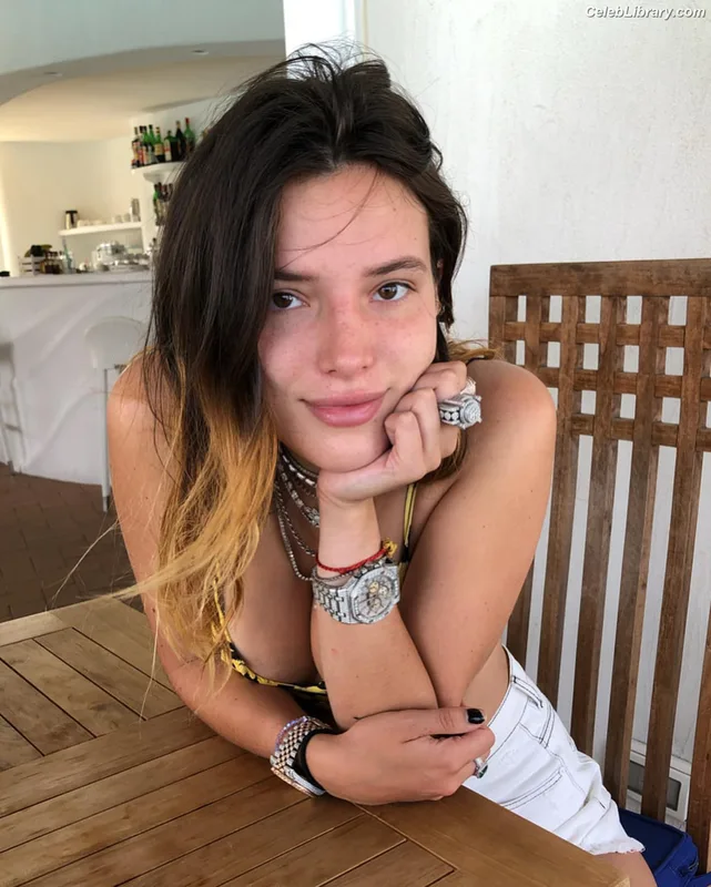 Bella Thorne photo 4 of 3680