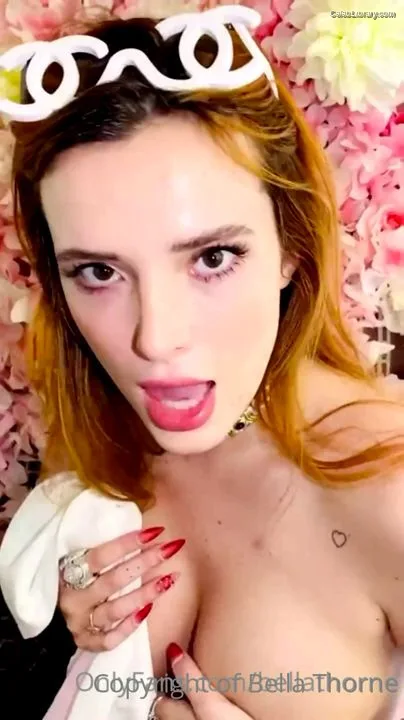 Bella Thorne photo 5 of 3680