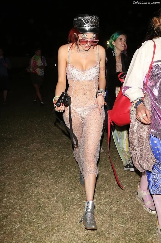 Bella Thorne photo 6 of 3680