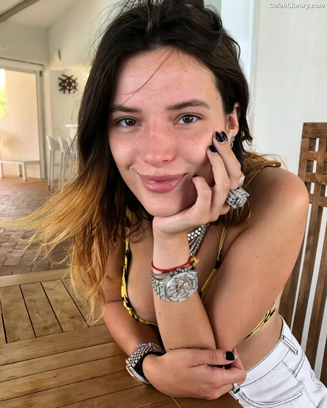 Bella Thorne photo 8 of 3680
