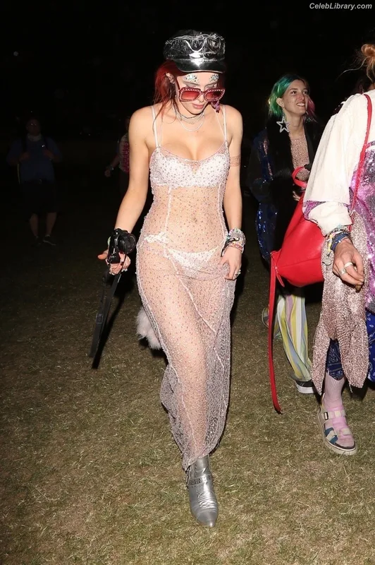 Bella Thorne photo 9 of 3680