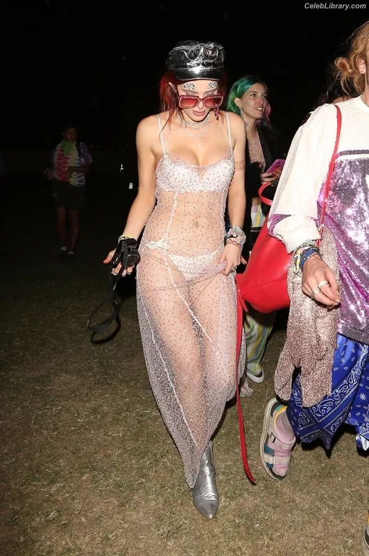 Bella Thorne photo 2 of 3680