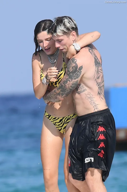 Bella Thorne photo 21 of 3680