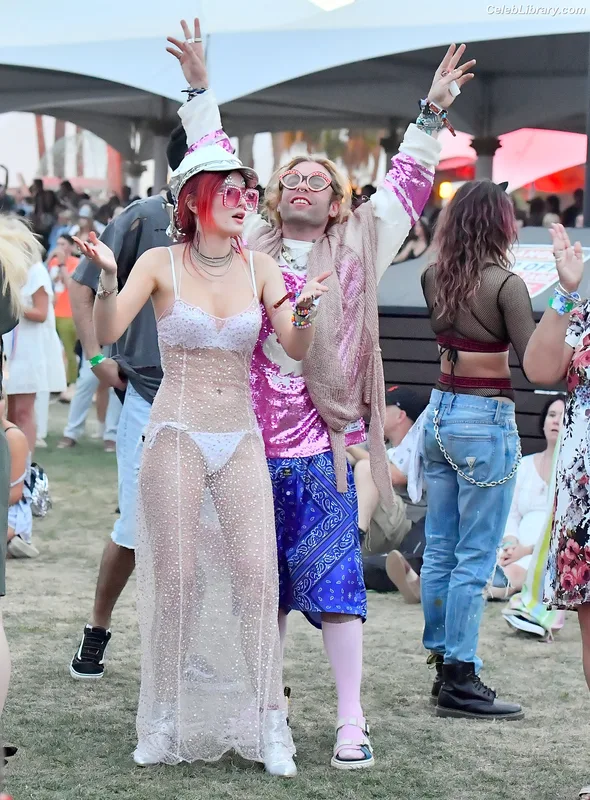 Bella Thorne photo 19 of 3680