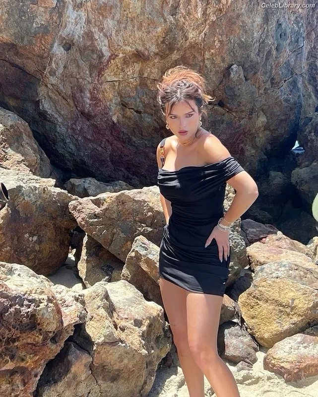 Bella Thorne photo 5 of 3680